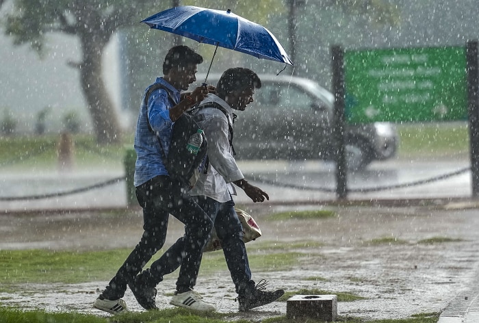 The IMD earlier in the day predicted heavy to moderate rainfall in several parts of the national capital. Photo: PTI